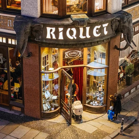 Café Riquet - Kavárny v Lipsku Pohled shora na vchod do kavárny Riquet s propracovanou architekturou, kavárna, kavárna, restaurace.