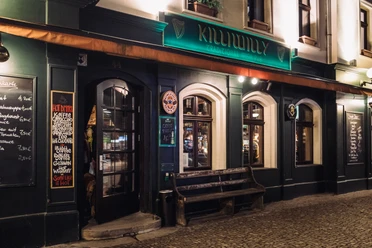 Killiwilly - Gastronomie in Leipzig Außenansicht des Killiwilly mit Blick auf die schöne Fassade des Irish Pubs und seine Karte sowie den Eingangsbereich am Abend, Gastronomie, Pub, Kneipe