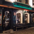 Killiwilly - Gastronomie in Leipzig Außenansicht des Killiwilly mit Blick auf die schöne Fassade des Irish Pubs und seine Karte sowie den Eingangsbereich am Abend, Gastronomie, Pub, Kneipe
