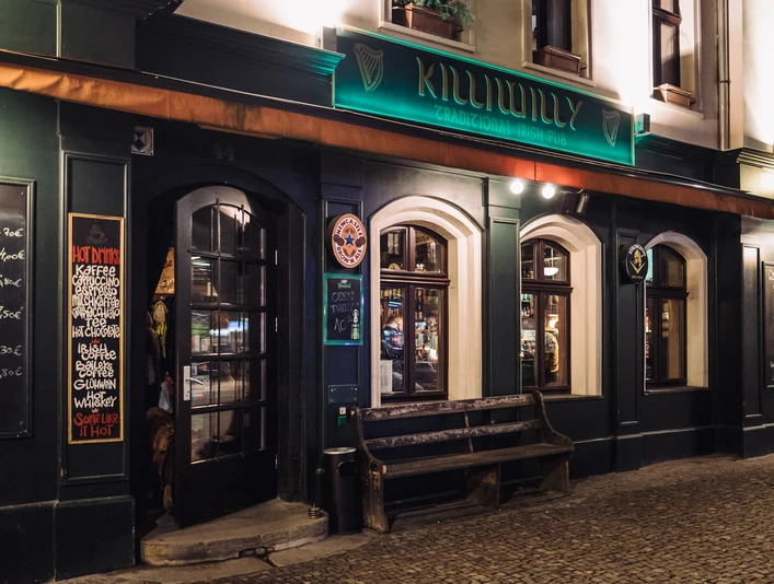 Killiwilly - Gastronomie in Leipzig Außenansicht des Killiwilly mit Blick auf die schöne Fassade des Irish Pubs und seine Karte sowie den Eingangsbereich am Abend, Gastronomie, Pub, Kneipe