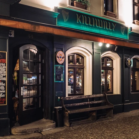 Exterior view of the Killiwilly with a view of the beautiful facade of the Irish pub and its menu as well as the entrance area in the evening, Gastronomy, Pub, Pub