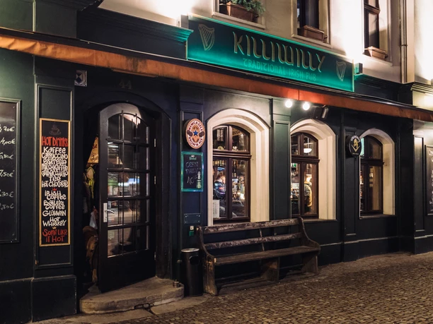 Exterior view of the Killiwilly with a view of the beautiful facade of the Irish pub and its menu as well as the entrance area in the evening, Gastronomy, Pub, Pub