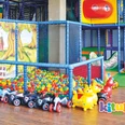 Spieleparadies-Kinder-Kitupi-Land-Leipzig.travel.jpeg Zu sehen ist ein buntes Kletterkonstrukt für Kinder mit einem Bällepool, Bobbycars und weiteren bunten Spielzeugen, Freizeit-Indoorspieplatz-Ferien