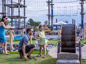 Familie beim Golfen am Markkleeberger See - Freizeit in Leipzig und Region Familie auf der Adventure-Golfanlage am Markkleeberger See, Leipziger Neuseenland