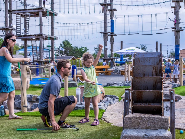 Familie beim Golfen am Markkleeberger See - Freizeit in Leipzig und Region Familie auf der Adventure-Golfanlage am Markkleeberger See, Leipziger Neuseenland