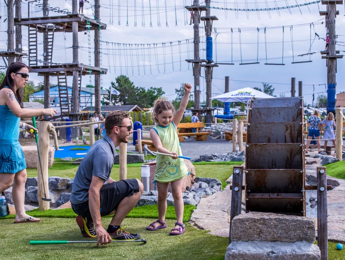 Familie beim Golfen am Markkleeberger See - Freizeit in Leipzig und Region Familie auf der Adventure-Golfanlage am Markkleeberger See, Leipziger Neuseenland