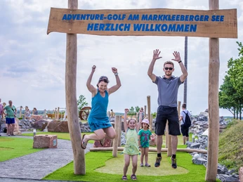 Familie auf der Adventure-Golfanlage am Markkleeberger See - Freizeit in Leipzig und Region Eine glückliche Familie macht Freudensprünge auf der Adventure-Golfanlage am Markkleeberger See, Freizeit, Familienausflug