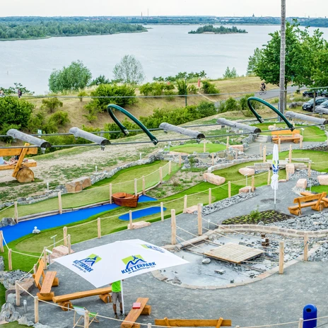 Widok na przygodowe pole golfowe nad jeziorem Markkleeberg o powierzchni około 2000 m², zajęcia rekreacyjne, rodzinna wycieczka