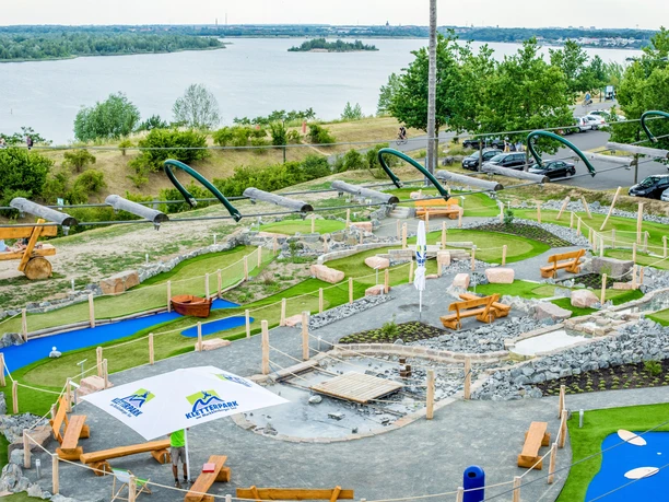 Widok na przygodowe pole golfowe nad jeziorem Markkleeberg o powierzchni około 2000 m², zajęcia rekreacyjne, rodzinna wycieczka