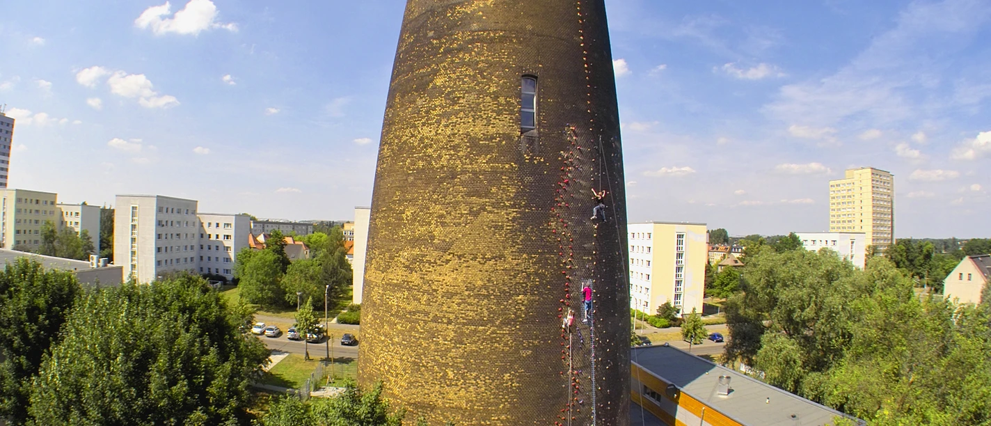 KletterTurm in Mockau - Sportstätten in Leipzig Blick auf den gesamten KletterTurm Leipzig in Mockau in dem man auch bouldern kann
