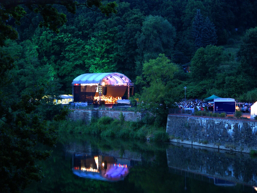 Bühne am Kreuzfelsen Waldheim; MISKUS