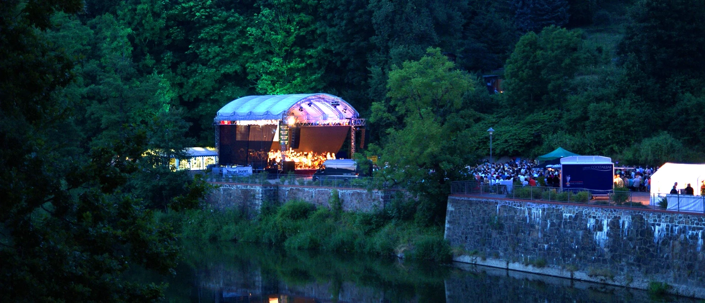 Bühne am Kreuzfelsen Waldheim; MISKUS