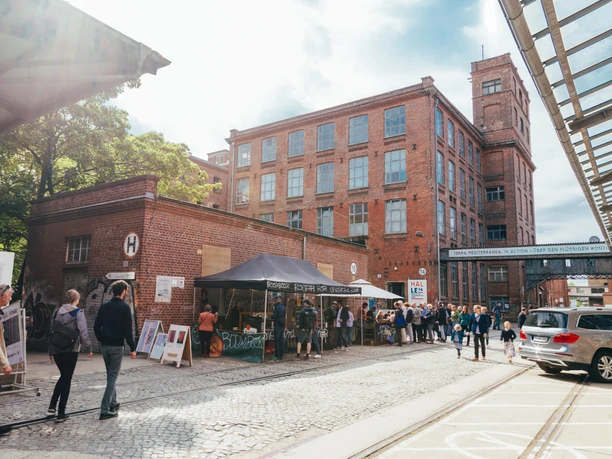 Rundgang durch die Spinnerei - Industriekultur in Leipzig Blick auf die Spinnerei und einige Informationsstände beim Rundgang über das Gelände mit den vielen Galerien und Kunsträumen in denen wunderbare Ausstellungen zu sehen sind, Kultureinrichtung, Industriekultur, Leipzig und Region