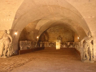 Lapidárium na zámku Hartenfels v Torgau - Zajímavá místa v regionu Lipsko Pohled do historických kleneb Lapidária s četnými originálními sochařskými a kamenickými artefakty.