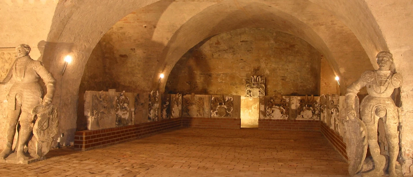 Lapidárium na zámku Hartenfels v Torgau - Zajímavá místa v regionu Lipsko Pohled do historických kleneb Lapidária s četnými originálními sochařskými a kamenickými artefakty.