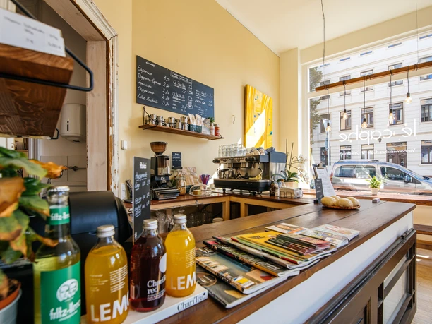 Le caphe - Cafés in Leipzig Aufnahme des hellen und moderne Cafés le caphe mit Blick auf die Bar und alle zugehörigen Utensilien sowie das große Fenster zur Straße (im Hintergrund), cafe, restaurant