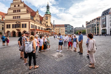 Gruppenführung mit Leipzig Erleben am Markt - Stadtführungen in Leipzig Eine Gruppe Menschen steht auf dem Markt in Leipzig und ist Teil einer Stadtführung, Innenstadt, Freizeit