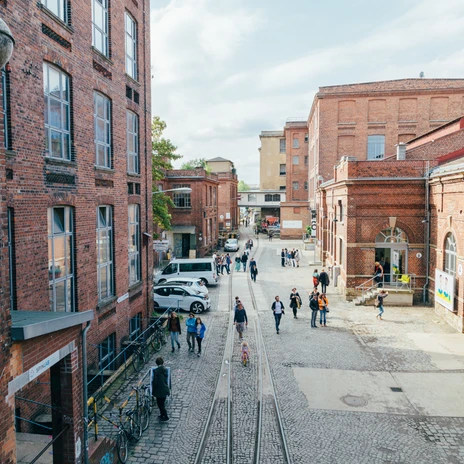 Blick auf das Gelände der Baumwollspinnerei mit Galerien, Werkstätten, Geschäften und Ateliers im Stile der Industriearchitektur mit Backsteinfassaden, Leipzig und Region
