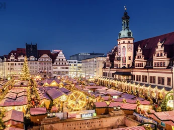 Weihnachtsmarkt auf dem Leipziger Marktplatz - Weihnachtliches Leipzig Blick auf den festlichen Weihnachtsmarkt auf dem Markt Leipzig bei Nacht, Veranstaltungen, Weihnachtsmarkt