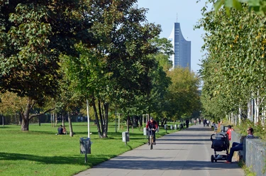 Lene-Voigt-Park - Parks in Leipzig Blick in den Lene-Voigt-Park und im Hintergrund ist der Panorama Tower zu sehen