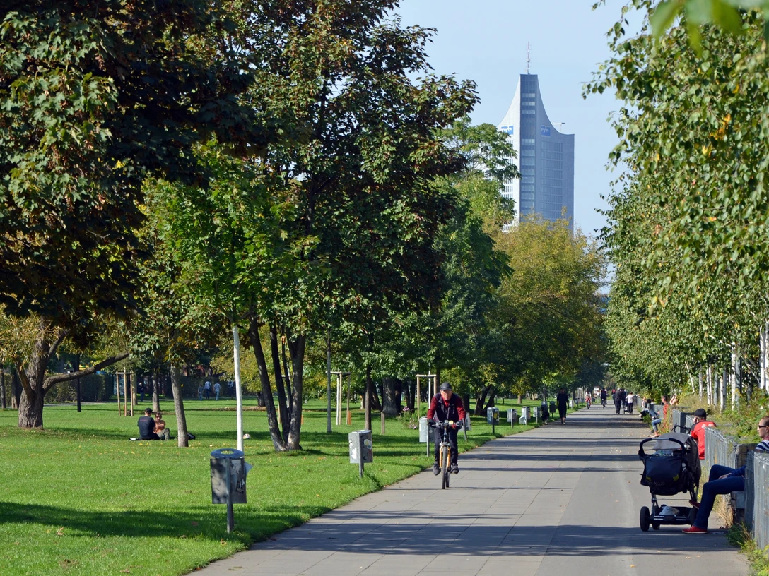 Lene-Voigt-Park - Parks in Leipzig Blick in den Lene-Voigt-Park und im Hintergrund ist der Panorama Tower zu sehen