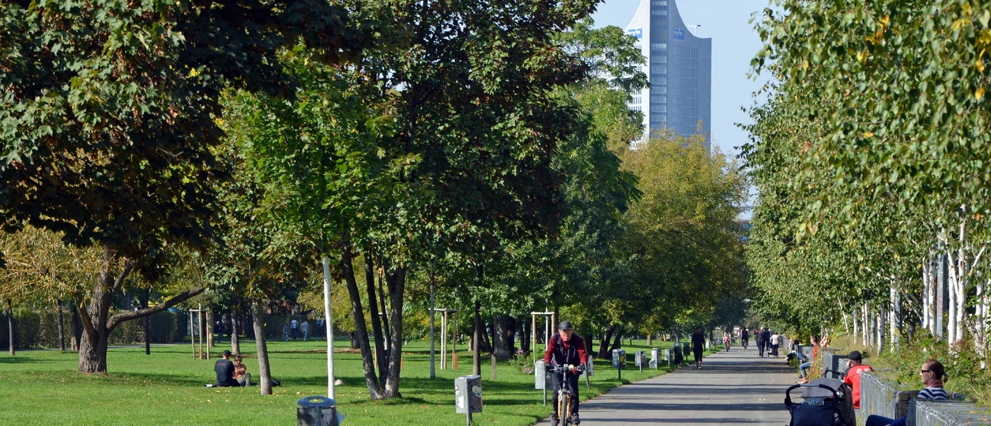 Lene-Voigt-Park - Parks in Leipzig Blick in den Lene-Voigt-Park und im Hintergrund ist der Panorama Tower zu sehen