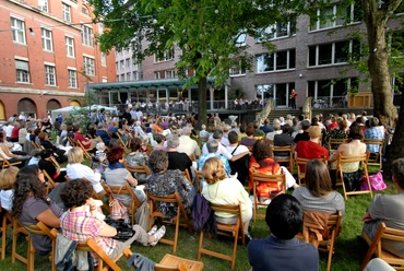 Haus des Buches - Moderne Architektur in Leipzig Der Innenhof des Haus des Buches ist beim Sommerfest des Literaturcafés voller Menschen, Veranstaltungen, Buchstadt, Kultureinrichtung, Architektur in Leipzig