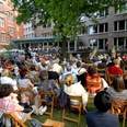 Haus des Buches - Moderne Architektur in Leipzig Der Innenhof des Haus des Buches ist beim Sommerfest des Literaturcafés voller Menschen, Veranstaltungen, Buchstadt, Kultureinrichtung, Architektur in Leipzig