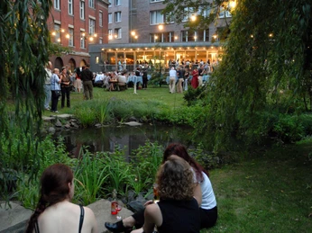 Haus des Buches - Moderne Architektur in Leipzig Der Innenhof des Haus des Buches ist beim Sommerfest des Literaturcafés voller Menschen, Veranstaltungen, Buchstadt, Kultureinrichtung, Architektur in Leipzig