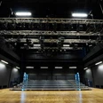 LOFFT Theater - Bühnen in Leipzig Blick von der Bühne im Theater LOFFT auf die Zuschauerreihen in einem Raum mit schwarzen Wänden mit Beleuchtung, Kultureinrichtung, Freizeit