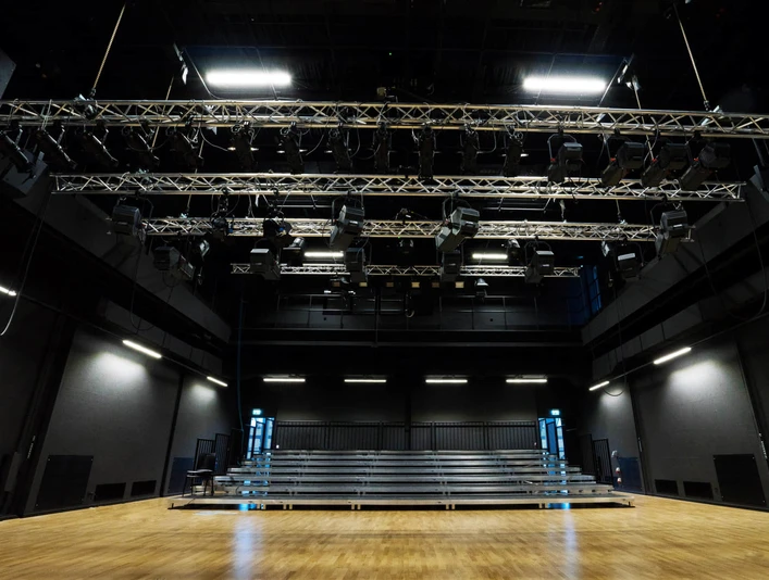 LOFFT Theater - Bühnen in Leipzig Blick von der Bühne im Theater LOFFT auf die Zuschauerreihen in einem Raum mit schwarzen Wänden mit Beleuchtung, Kultureinrichtung, Freizeit