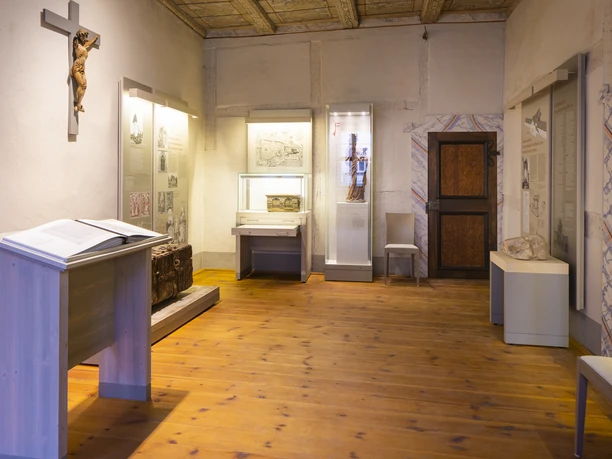 La vaste rénovation de ce bâtiment historique situé au cœur de la ville a été achevée en 2013. Après des décennies de travail, l'aménagement remarquable des pièces a pu être restauré ou reconstruit. À l'étage supérieur, vous trouverez l'exposition sur le règlement des castes de Leisnigen, sur la musique sacrée de Leisnigen ainsi que sur l'histoire de la ville. Une salle de séminaire équipée d'une technique de présentation moderne est disponible pour les manifestations. Des expositions sont présentées, entre autres, sur le règlement des castes de Leisnigen et sur la musique d'église de Leisnigen. La vaste rénovation de ce bâtiment historique situé au cœur de la ville a été achevée en 2013. Après des décennies de travail, l'aménagement remarquable des pièces a pu être restauré ou reconstruit. À l'étage supérieur, vous trouverez l'exposition sur le règlement des castes de Leisnigen, sur la musique sacrée de Leisnigen ainsi que sur l'histoire de la ville. Une salle de séminaire équipée d'une technique de présentation moderne est disponible pour les manifestations. Des expositions sont présentées, entre autres, sur le règlement des castes de Leisnigen et sur la musique d'église de Leisnigen.