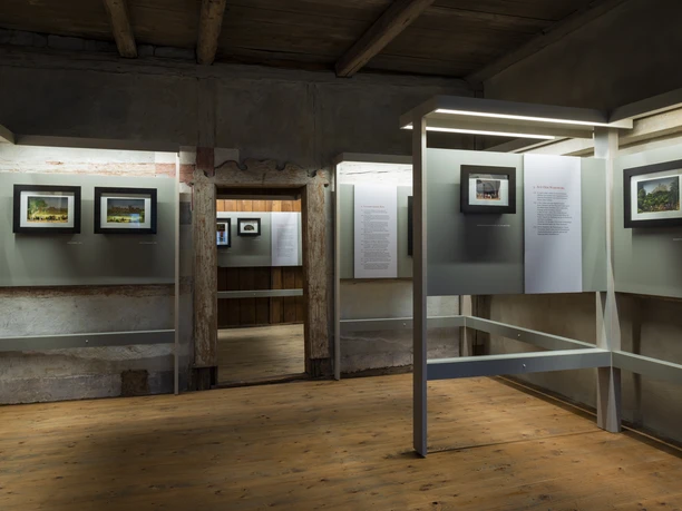 Die umfangreiche Sanierung des historischen Gebäudes im Herzen der Stadt wurde 2013 abgeschlossen. Nach jahrzehntelanger Arbeit konnte die beachtenswerte Raumgestaltung restauriert bzw. rekonstruiert werden. Im Obergeschoss finden Sie die Ausstellung zur Leisniger Kastenordnung, zur Leisniger Kirchenmusik sowie zur Stadtgeschichte. Ein Seminarraum mit moderner Präsentationstechnik steht für Veranstaltungen zur Verfügung. Es werden Ausstellungen u.a. zur Leisniger Kastenordnung und zur Leisniger Kirchenmusik gezeigt. Die umfangreiche Sanierung des historischen Gebäudes im Herzen der Stadt wurde 2013 abgeschlossen. Nach jahrzehntelanger Arbeit konnte die beachtenswerte Raumgestaltung restauriert bzw. rekonstruiert werden. Im Obergeschoss finden Sie die Ausstellung zur Leisniger Kastenordnung, zur Leisniger Kirchenmusik sowie zur Stadtgeschichte. Ein Seminarraum mit moderner Präsentationstechnik steht für Veranstaltungen zur Verfügung. Es werden Ausstellungen u.a. zur Leisniger Kastenordnung und zur Leisniger Kirchenmusik gezeigt.