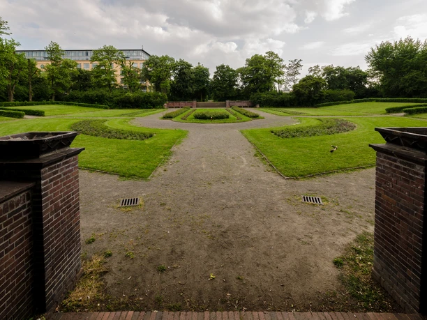 Mariannenpark, walking paths and flower beds
