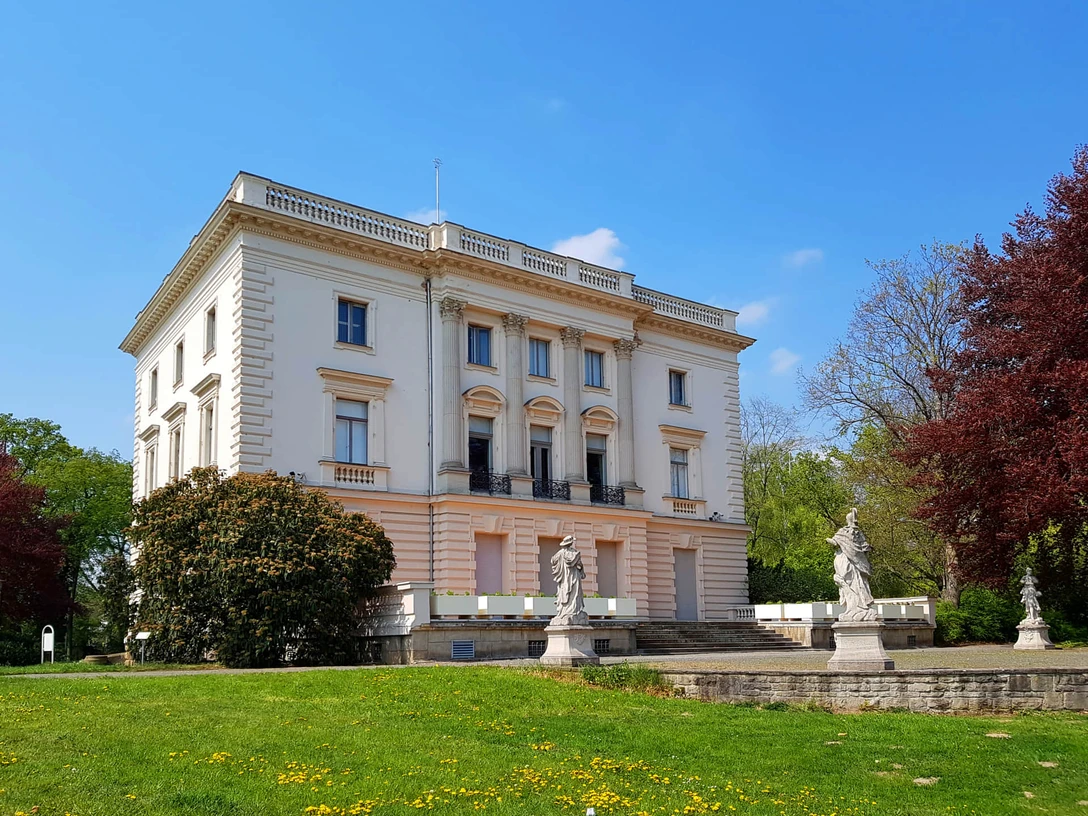 Weißes Haus im agra-Park Markkleeberg - Sehenswürdigkeiten in der Leipzig Region Außenansicht des Weißen Hauses im agra-Park in Markkleeberg, welches vom Versailler Lustschloss Petit Trianon inspiriert ist, mit Terrasse bei sonnigem Wetter, Ausflug, Leipzig Region