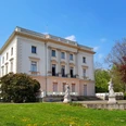 Weißes Haus im agra-Park Markkleeberg - Sehenswürdigkeiten in der Leipzig Region Außenansicht des Weißen Hauses im agra-Park in Markkleeberg, welches vom Versailler Lustschloss Petit Trianon inspiriert ist, mit Terrasse bei sonnigem Wetter, Ausflug, Leipzig Region