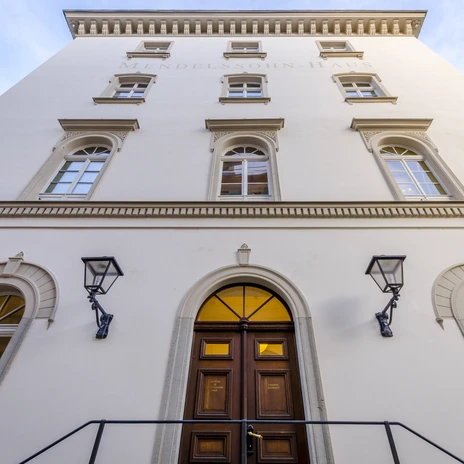 Widok na fasadę Domu Mendelssohna, który jest częścią Szlaku Muzycznego Miasta Muzyki w Lipsku i mieści muzeum, instytucję kulturalną oraz ciekawe miejsca.
