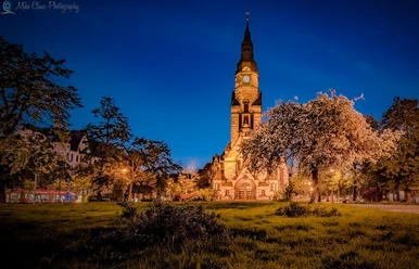 Michaeliskirche auf dem Nordplatz bei Nacht