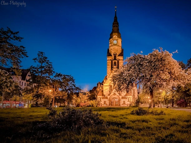 Michaeliskirche auf dem Nordplatz bei Nacht