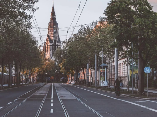Mit einem Blick durch die Straßenzüge auf die Michaeliskirche auf dem Nordplatz in Leipzig