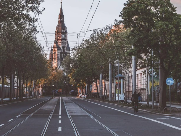 Mit einem Blick durch die Straßenzüge auf die Michaeliskirche auf dem Nordplatz in Leipzig