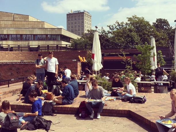Moritzbastei - Nachtleben in Leipzig Einige Studierende auf den Backsteintreppen der Moritzbastei gegenüber der Mensa am Park der Universität Leipzig