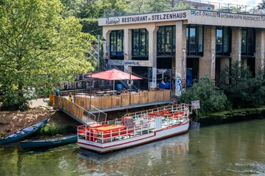 MS Weltfrieden, Stelzenhaus