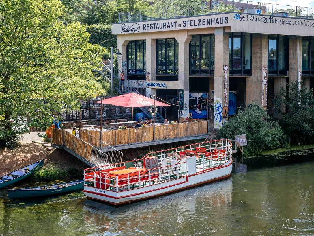 MS Weltfrieden, Stelzenhaus