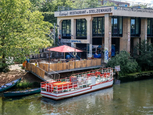 MS Weltfrieden, Stelzenhaus