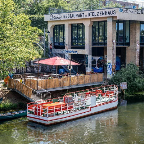 MS Weltfrieden, stilt house