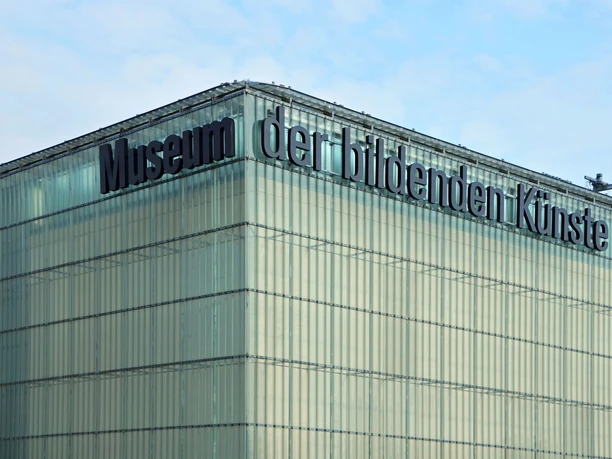Museum der bildenden Künste - Moderne Architektur in Leipzig Blick auf die Glasfassade des Museums der bildenden Künste, Architektur in Leipzig, Kunst, Kultureinrichtung, Ausstellung, Galerie