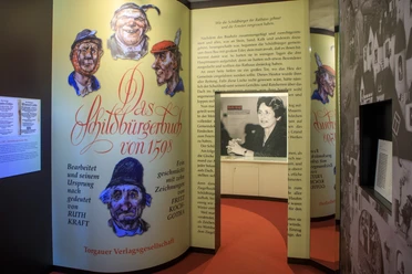 DEU/Sachsen/ Schildau (Copyright © Rainer Weisflog +49171/6254657) Museum der Schildbürger zu Schildau: Ein besonderes Augenmerk gilt dem umfangreichen Schaffen von Ruth Kraft, der in Schildau gebürtigen Schriftstellerin, die das Schildbürgerbuch von 1598 neu bearbeitete und so zur Bekanntheit der närrischen Geschichten beitrug. (CREDIT/Copyright (c): Rainer Weisflog /Contakt: E-Mail: Foto@Weisflog.net ; Tel. +490355/824499; Weitere Infos und AGB auf: www.rainer-weisflog.de) DEU/Sachsen/ Schildau (Copyright © Rainer Weisflog +49171/6254657) Museum der Schildbürger zu Schildau: Ein besonderes Augenmerk gilt dem umfangreichen Schaffen von Ruth Kraft, der in Schildau gebürtigen Schriftstellerin, die das Schildbürgerbuch von 1598 neu bearbeitete und so zur Bekanntheit der närrischen Geschichten beitrug. (CREDIT/Copyright (c): Rainer Weisflog /Contakt: E-Mail: Foto@Weisflog.net ; Tel. +490355/824499; Weitere Infos und AGB auf: www.rainer-weisflog.de)
