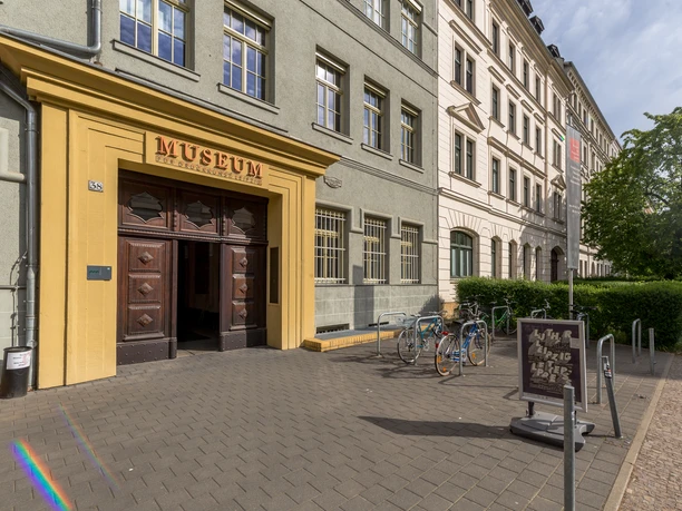 Pohled na vchod do Muzea tiskařského umění v městě knihy Lipsku, kde je k vidění nádherná výstava, kulturní instituce