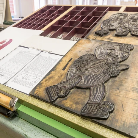 Blick auf eine metallene Druckplatte die Exponat der Ausstellung im Museum für Druckkunst in der Buchstadt Leipzig, Kultureinrichtung